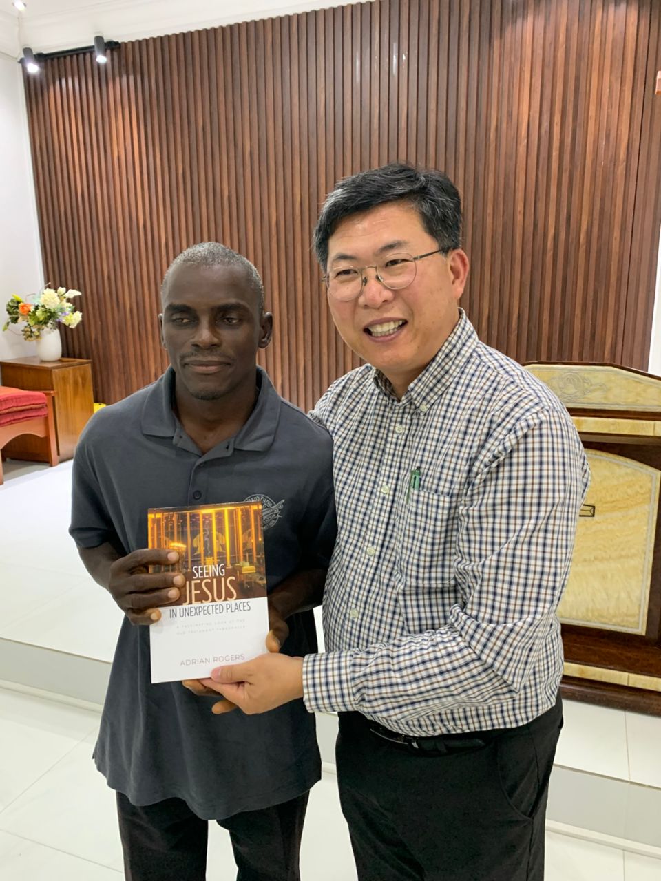 Remise du livre « Seeing Jesus in Unexpected Places »