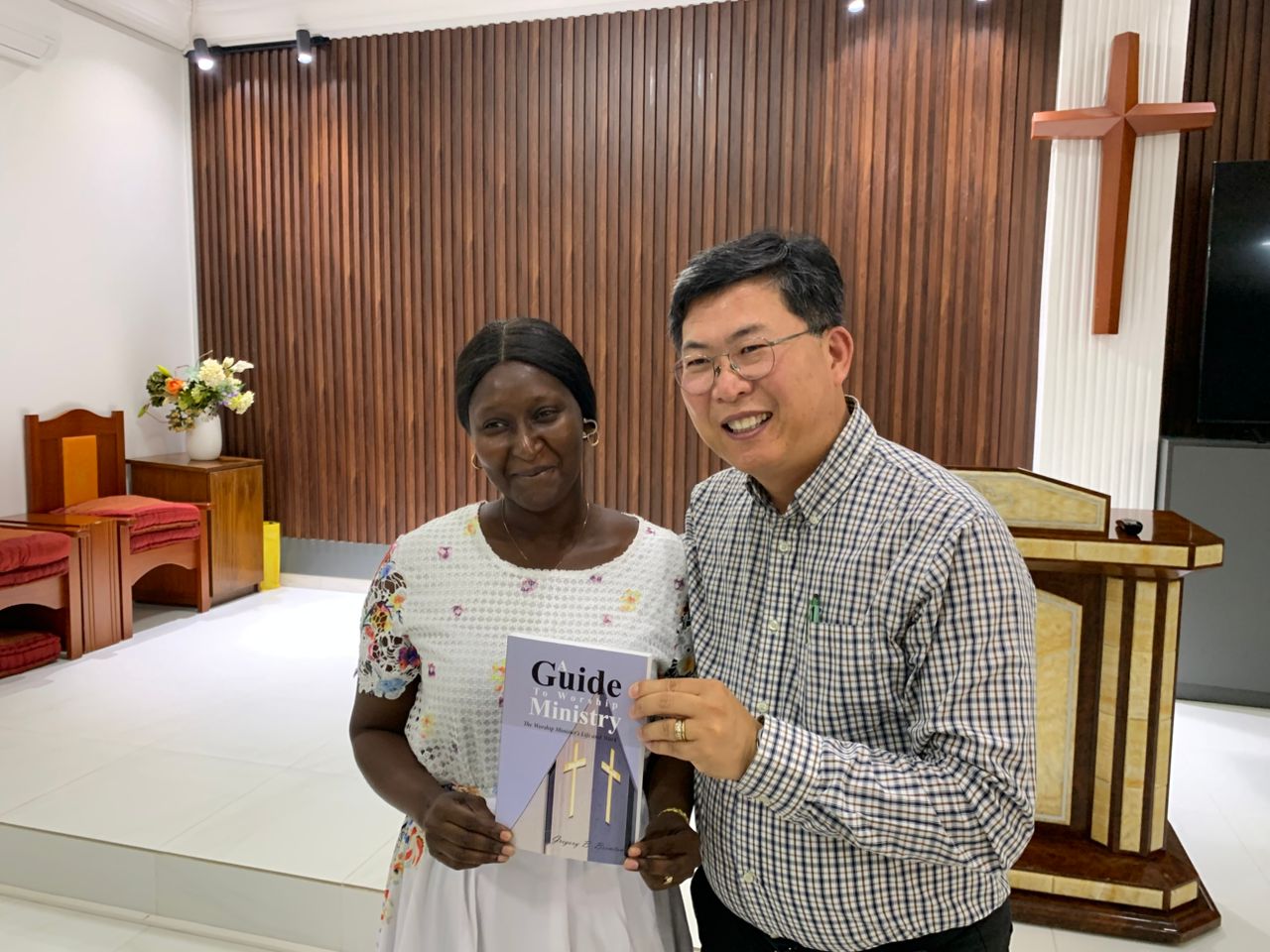 Remise du livre « A Guide to Worship Ministry »