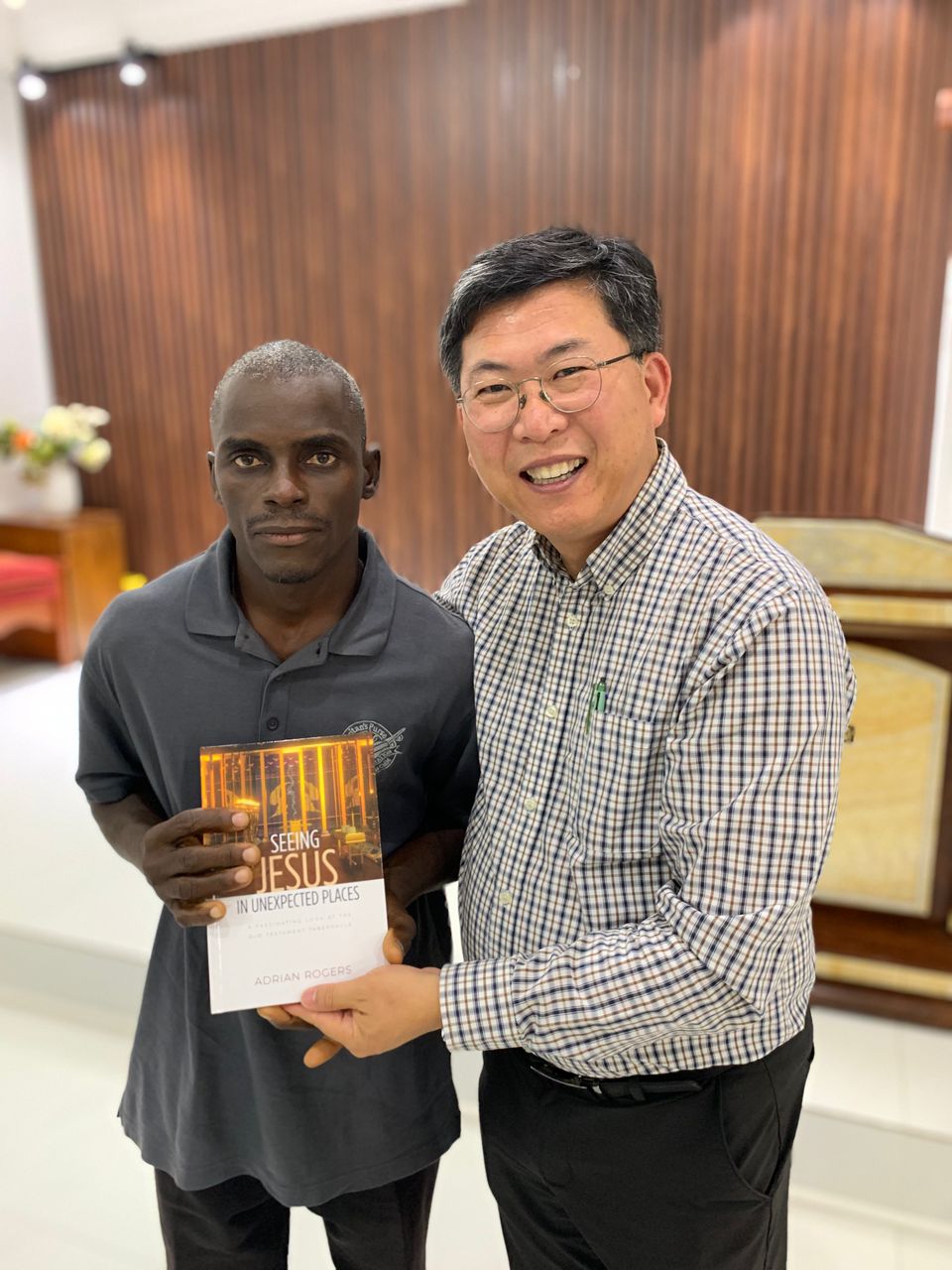 Un étudiant avec le livre « Seeing Jesus »